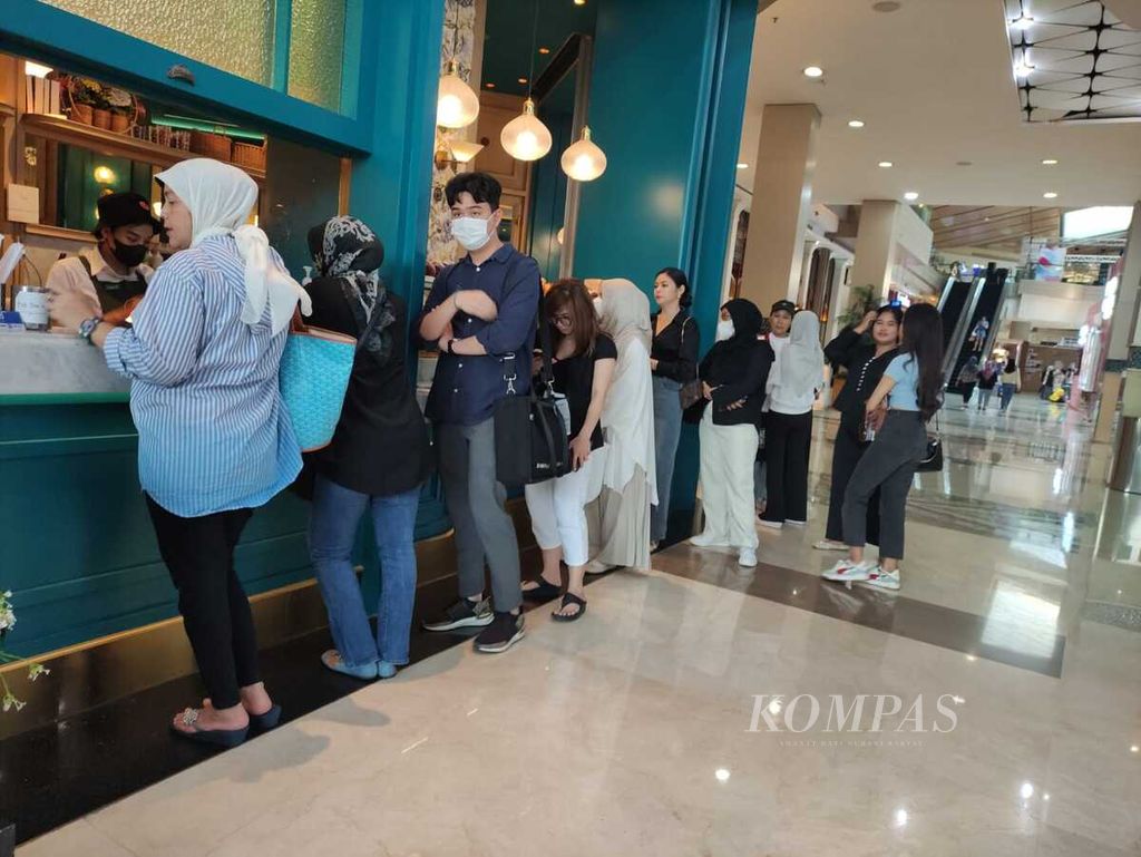 Konsumen mengantre untuk membeli cromboloni di Monsieur Spoon, Jakarta, Selasa (20/2/2024).