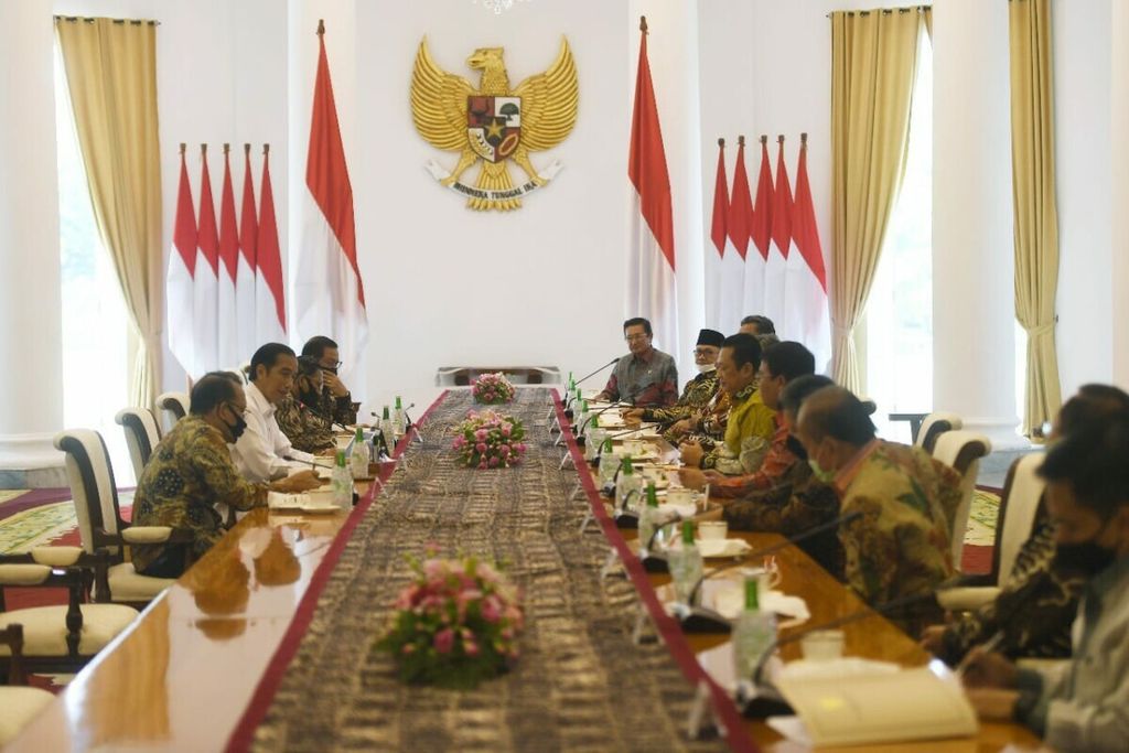 Presiden Joko Widodo menerima pimpinan MPR di Istana Merdeka, Selasa (8/7/2020).