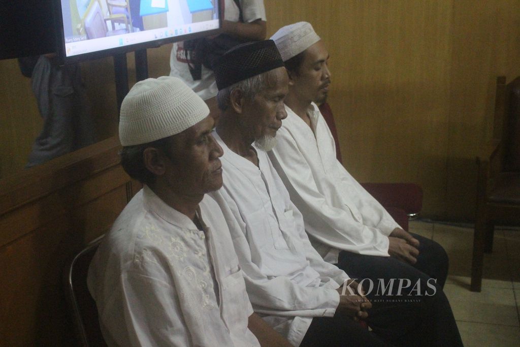 Ketiga terdakwa Wowon Erawan (60), Solihin alias Duloh (63), dan M Dede Solehudin (35) (kiri ke kanan), bersiap ke ruang sidang di Pengadilan Negeri Kota Bekasi, Senin (18/9/2023). 