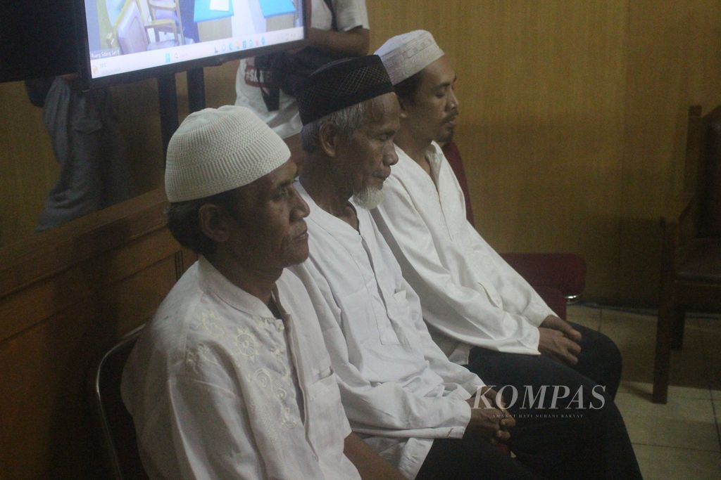 Ketiga terdakwa Wowon Erawan (60), Solihin alias Duloh (63), dan M Dede Solehudin (35) (kiri ke kanan) bersiap ke ruang sidang di Pengadilan Negeri Kota Bekasi, Senin (18/9/2023). Sidang vonis kembali tertunda untuk keempat kalinya karena jaksa penuntut umum belum siap.