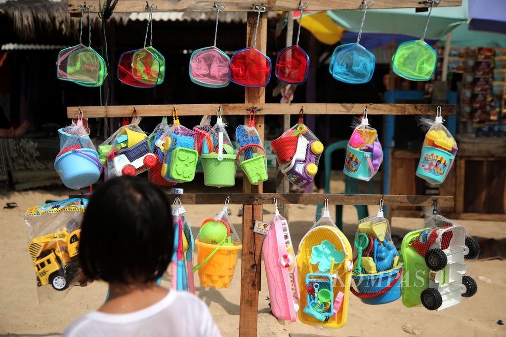 Mainan anak-anak yang dijual di Pantai Drini, Kecamatan Tanjungsari, Kabupaten Gunungkidul, DIY, Jumat (29/12/2023). Pantai selatan di Gunungkidul menjadi salah satu tempat favorit wisatawan selama libur sekolah dan Natal. 