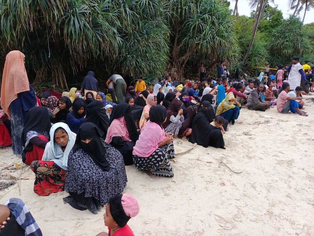 Pengungsi Rohingya saat berada di di Pantai Desa Ie Meulee, Kecamatan Sukajaya, Kota Sabang, Provinsi Aceh, Sabtu (2/12/2023).