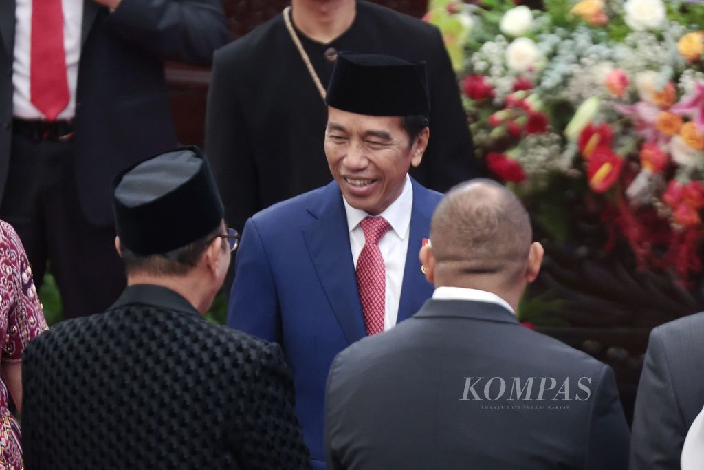 Presiden Joko Widodo menyalami anggota DPR usai menghadiri Sidang Paripurna DPR di Kompleks Parlemen, Senayan, Jakarta, Rabu (16/8/2023).