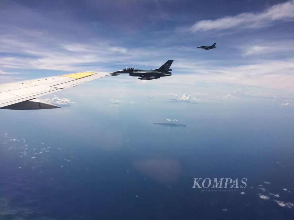 Dua dari empat pesawat tempur F-16 tampak tengah mengawal pesawat yang ditumpangi oleh Panglima TNI Marsekal Hadi Tjahjanto yang tengah berada dalam perjalanan menuju Kepulauan Natuna, Senin (23/4/2018).