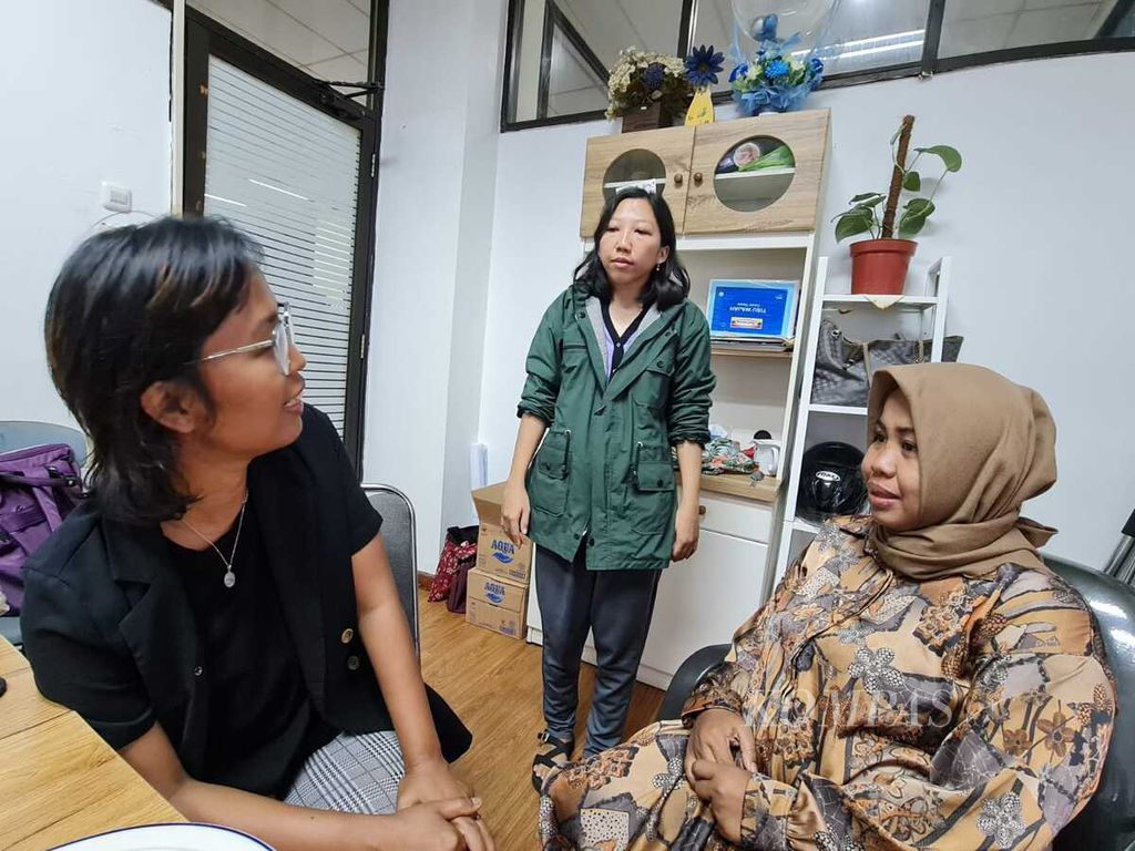 Pekerja migran korban perbudakan di Hong Kong, Kartika Puspitasari (40), warga Desa Kedung Wadas, Kawunganten, Cilacap, Jawa Tengah (paling kanan), berbincang bersama Erwiana Sulistyaningsih (32), asal Ngawi, mantan pekerja migran di Hong Kong yang juga dari Beranda Migran (tengah); dan Ketua International Migrants Alliance (IMA) dan Juru Bicara JBMI Eni Lestari (paling kiri). Mereka bertemu di kantor HRWG Indonesia, Senin (6/3/2023).