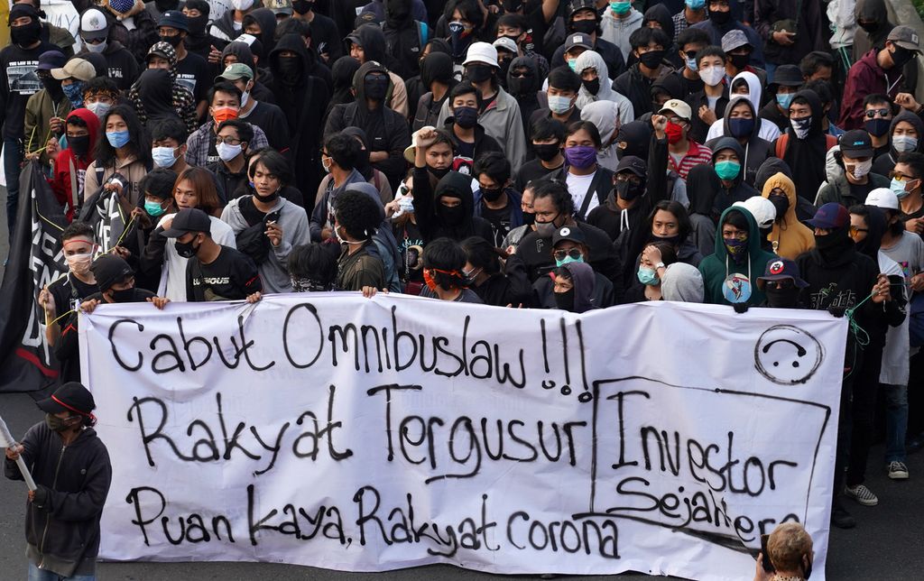 Para mahasiswa dari Universtas Pakuan Bogor ketika menggelar demonstrasi penolakan UU Cipta Kerja di Jalan Pajajaran, Kota Bogor, Jawa Barat, Rabu (14/10/2020). 