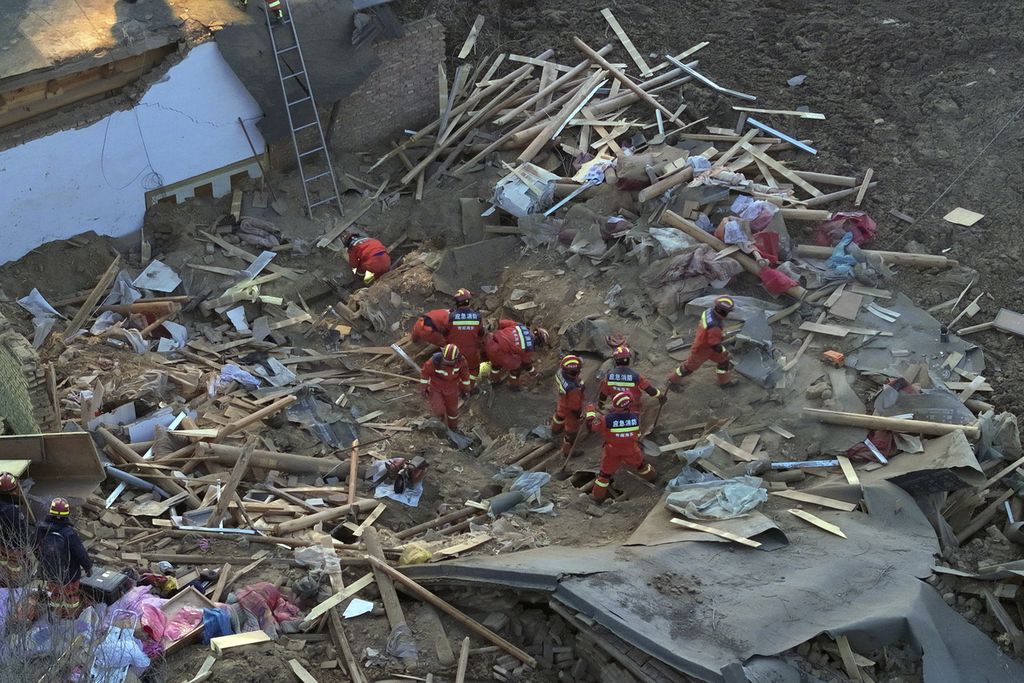 Foto dari kantor berita Xinhua memperlihatkan para petugas penyelamat menyisir gedung yang runtuh akibat gempa di Desa Caotan di kabupaten otonomi Minhe Hui dan Tu di Kota Haidong, Provinsi Qinghai, China, Selasa (19/12/2023) .