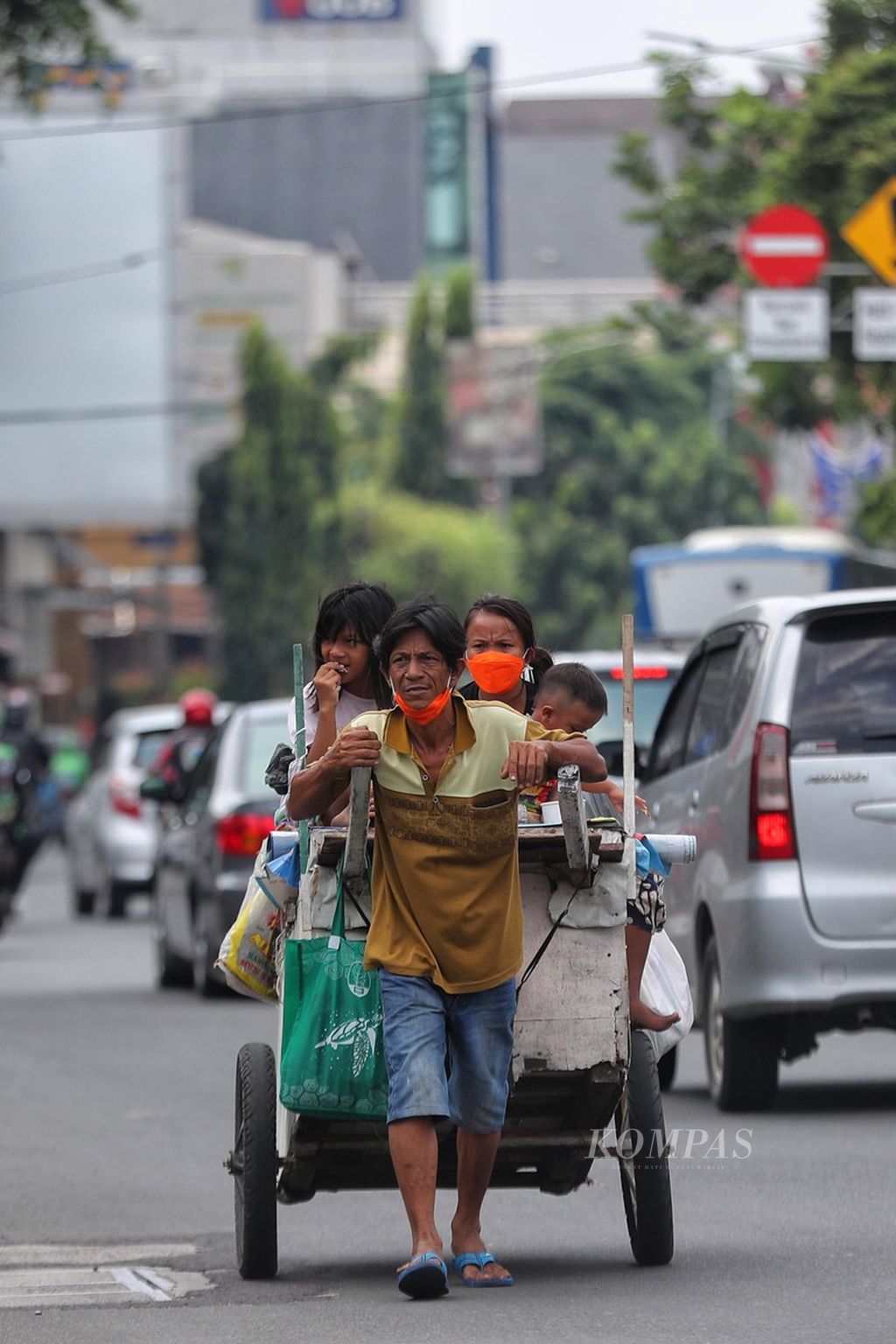 Sebuah keluarga pemulung menyusuri Jalan Juanda, Gambir, Jakarta Pusat, saat memulung, Jumat (6/8/2021). Pandemi Covid-19 telah menyebabkan tingkat kemiskinan di Indonesia bertambah. 