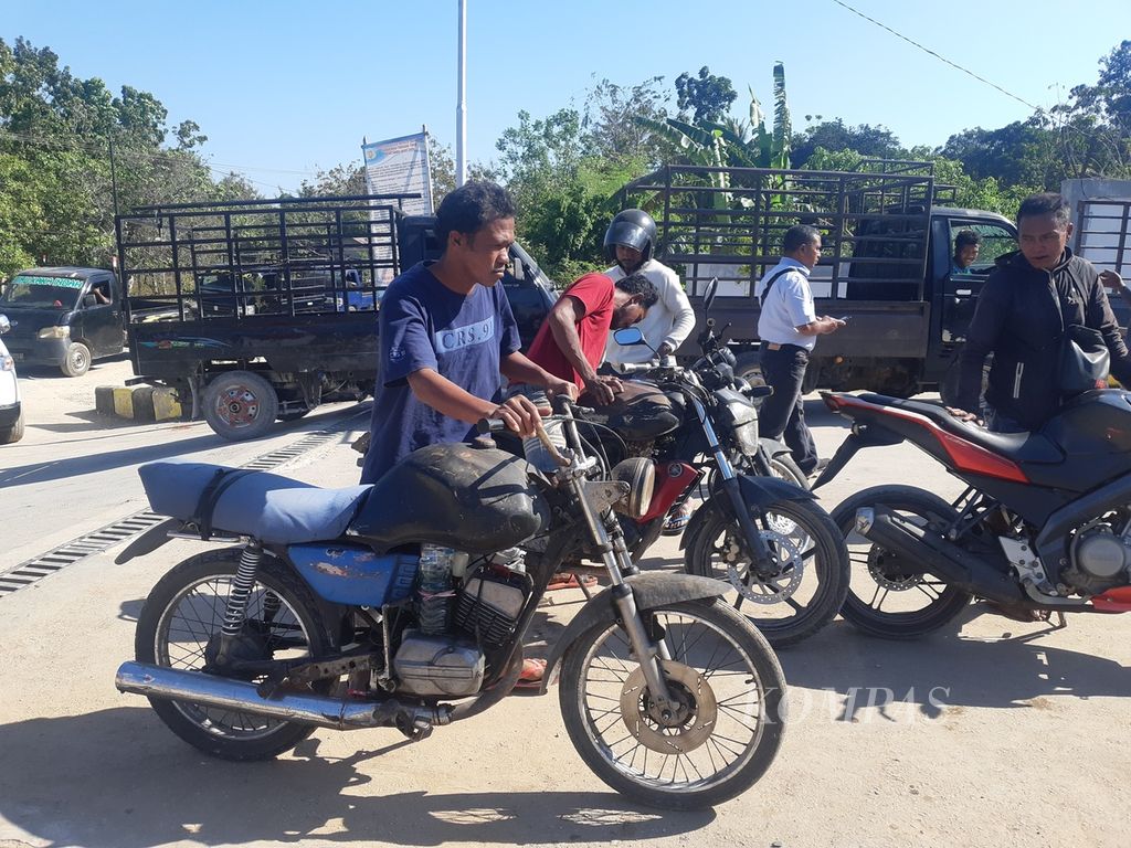 Modifikasi tanki sepeda motor untuk pengisian bahan bakar minyak di stasiun pengisian bahan bakar untuk umum (SPBU) di Desa Anakaka, Kecamatan Kodi, Kabupaten Sumba Barat Daya, Nusa Tenggara Timur, Rabu (23/8/2023). Modifikasi itu bertujuan agar BBM yang diperoleh lebih banyak.
