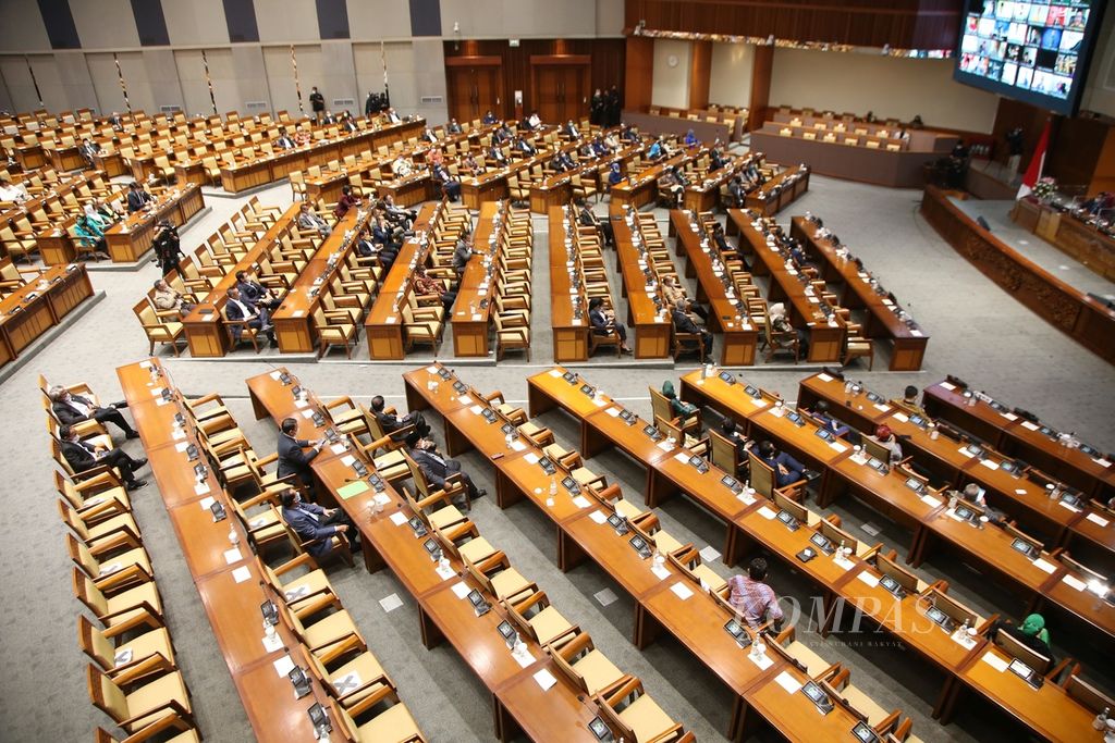 Anggota Dewan Perwakilan Rakyat (DPR) mengikuti rapat paripurna di Kompleks Parlemen, Jakarta, Selasa (11/1/2022). 