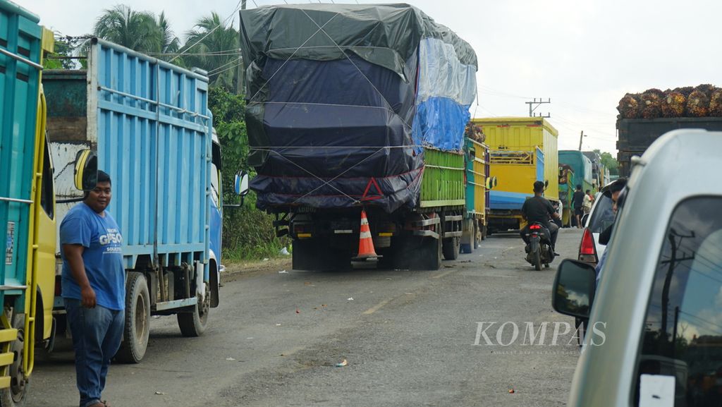 Kemacetan hingga 10 kilometer terjadi di lintas timur Sumatera ruas Palembang-Betung, Sabtu (23/4/2022). Kondisi ini disebabkan oleh kecelakaan tunggal, yakni sebuah truk tronton terperosok dan melintang menutupi jalan. Petugas membutuhkan waktu hingga 9 jam untuk menggeser truk tronton tersebut sehingga jalan bisa dilewati kembali.