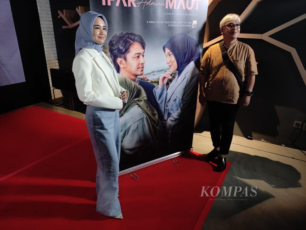 Michelle Ziudith yang membintangi<i> Ipar Adalah Maut</i> berfoto bersama undangan peluncuran poster film tersebut di Jakarta, Jumat (26/1/2024).