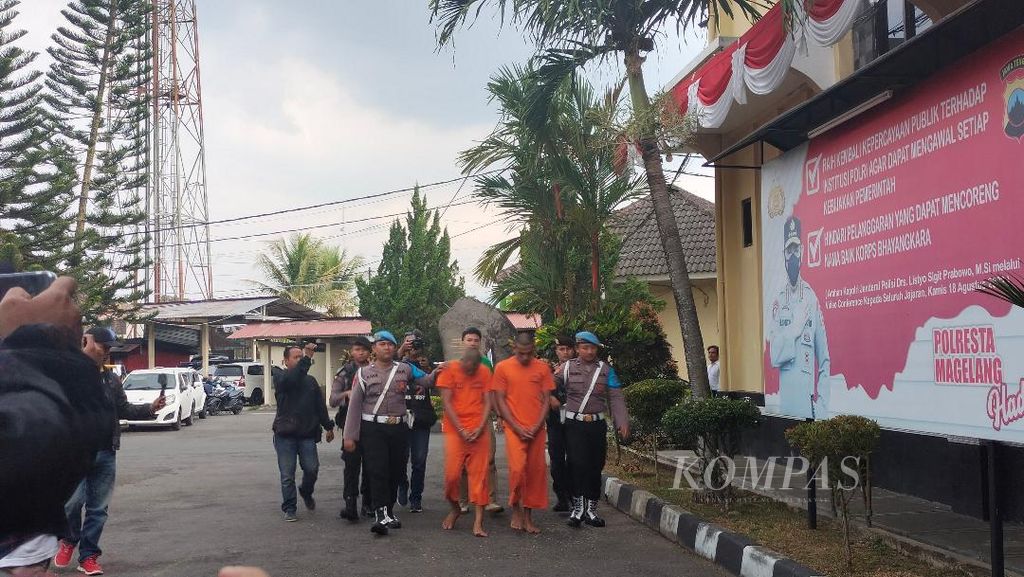 Dua tersangka perampokan minimarket digiring untuk dihadirkan dalam acara konferensi pers di Polresta Magelang, Jawa Tengah, Senin (24/7/2023).