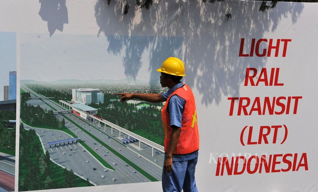 Pekerja melintas di dekat proyek sistem transportasi kereta ringan <i>(light rail transit</i>/LRT) yang diresmikan peletakan batu pertamanya oleh Presiden Joko Widodo di kawasan Taman Mini Indonesia Indah, Jakarta, Rabu (9/9/2015). Pembangunan dua koridor awal LRT yakni Cibubur-Cawang-Dukuh Atas sepanjang 24,2 kilometer (km) dan rute Bekasi Timur-Cawang-Dukuh Atas sepanjang 17,9 km anggarannya mencapai Rp 23,8 triliun, ditargetkan selesai dalam tiga tahun. 