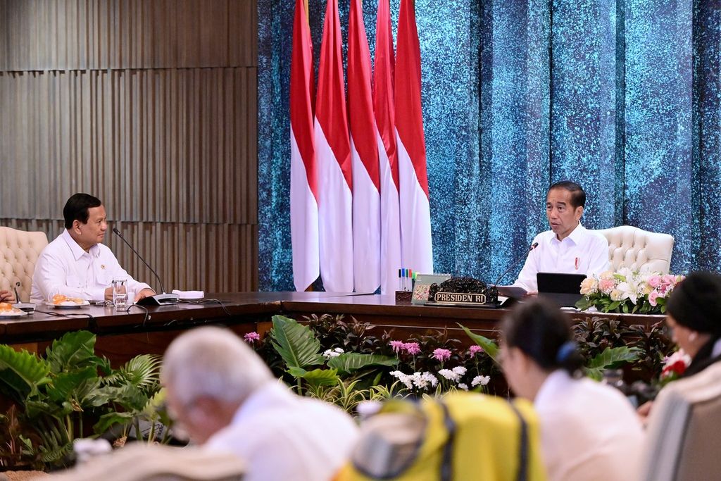 Dalam Sidang Kabinet Paripurna di Istana Garuda, Ibu Kota Nusantara (IKN), Provinsi Kalimantan Timur, Senin (12/8/ 2024), Menteri Pertahanan sekaligus presiden terpilih Prabowo Subianto menegaskan komitmennya untuk melanjutkan dan menyelesaikan pembangunan Ibu Kota Nusantara (IKN). 