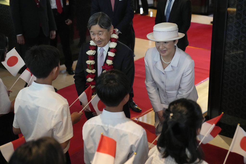 Kaisar Jepang Naruhito (kiri) dan Permaisuri Masako berbicara dengan para siswa yang menyambut mereka setibanya di hotel mereka di Jakarta, Sabtu (17/6/2023). 
