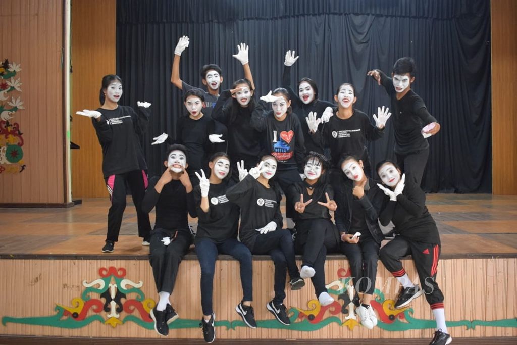 Penampilan pantomim teman tuli dan teman dengar dalam rangkaian acara Gelar Teater di Kota Palangkaraya, Kalimantan Tengah, Rabu (27/11/2019). Para pemain pantomim berfoto seusai kegiatan.