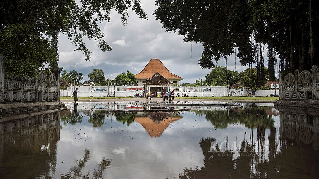 Genangan air hujan terlihat di Alun-alun Selatan, Kota Yogyakarta, Rabu (15/2). Cuaca tidak menentu berupa hujan deras disertai angin kencang  kerap terjadi di Yogyakarta dan sekitarnya pada beberapa hari terakhir ini.