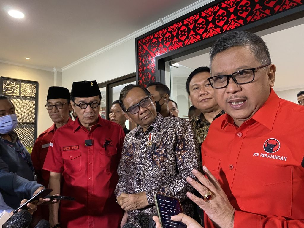 Ketua DPP PDI-P Yasonna H Laoly, Menko Polhukam Mahfud MD, dan Sekjen PDI-P Hasto Kristiyanto di Sekolah Partai PDI-P, Jakarta (13/10/2022).