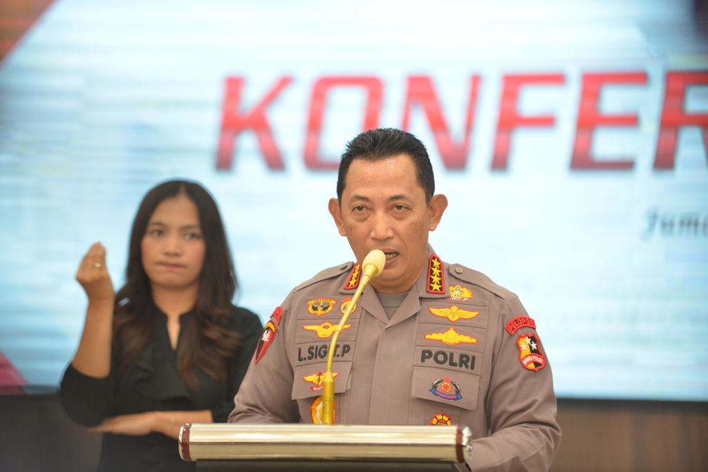 Kepala Polri Jenderal (Pol) Listyo Sigit Prabowo memberikan keterangan mengenai penangkapan Irjen Teddy Minahasa atas dugaan keterkaitan kasus narkoba, Jumat (14/10/2022), di kompleks Markas Besar Polri, Jakarta. 