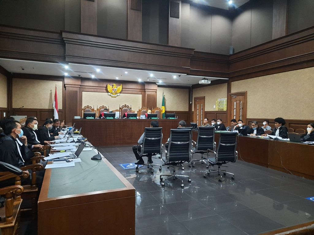 Jaksa penuntut umum Komisi Pemberantasan Korupsi, Ariawan Agustiartono, bertanya kepada Azra Muharman, saksi korupsi pengadaan helikopter AW-101 di Pengadilan Tipikor Jakarta, Senin (24/10/2022). 