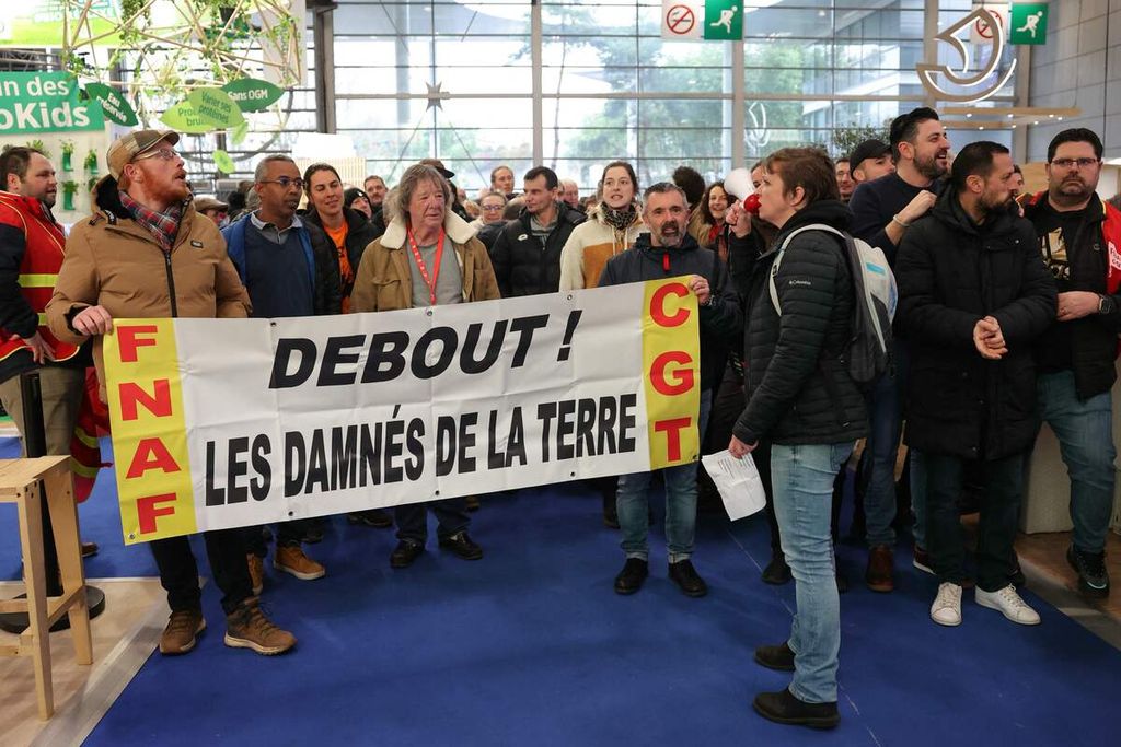 Para petani membentangkan spanduk dalam unjuk rasa pada pameran ke-60 International Agriculture Fair (SIA-Salon de l'Agriculture) di pusat pameran Porte de Versailles, Paris, Perancis, 29 Februari 2024.  