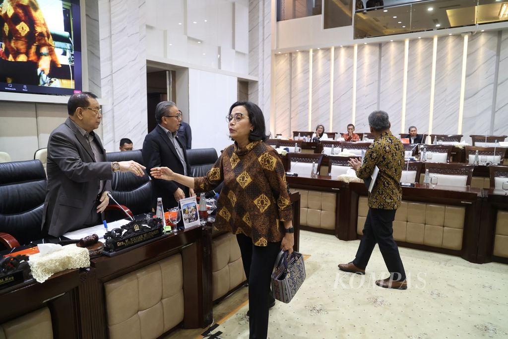 Menteri Keuangan Sri Mulyani Indrawati menyalami Ketua Komisi XI Kahar Muzakir (kiri) saat mengikuti rapat kerja dengan Komisi XI DPR terkait anggaran di Kompleks Parlemen, Senayan, Jakarta, Selasa (11/6/2024).