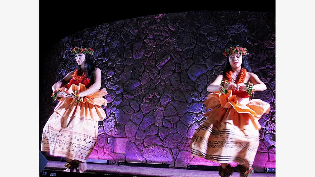 Dua anggota kelompok Lei Pono yang menampilkan pertunjukan  hula.