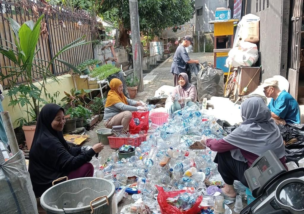 Pengelola Bank Sampah Bumi Lestari di Jakarta Barat memilah sampah untuk disetorkan kepada pengepul.