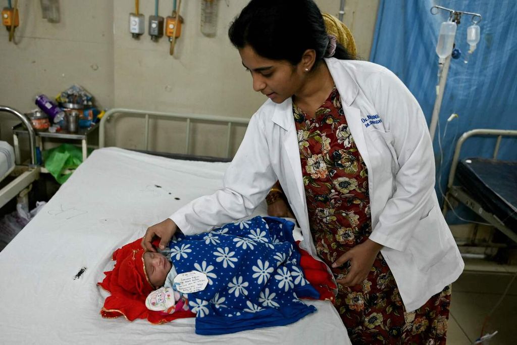 Seorang dokter memeriksa bayi yang lahir pada tahun kabisat 2024 di rumah sakit bersalin pemerintah di Hyderabad, India, Sabtu (29/2/2024). 
