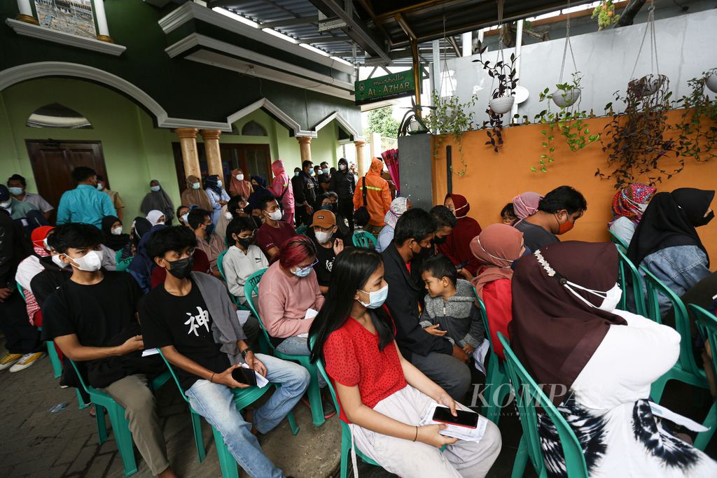 Antusiasme warga cukup tinggi dalam kegiatan gebyar vaksinasi Kota Tangerang di RW 004, Sudimara Pinang, Kecamatan Pinang, Kota Tangerang, Banten, Selasa (14/9/2021). 