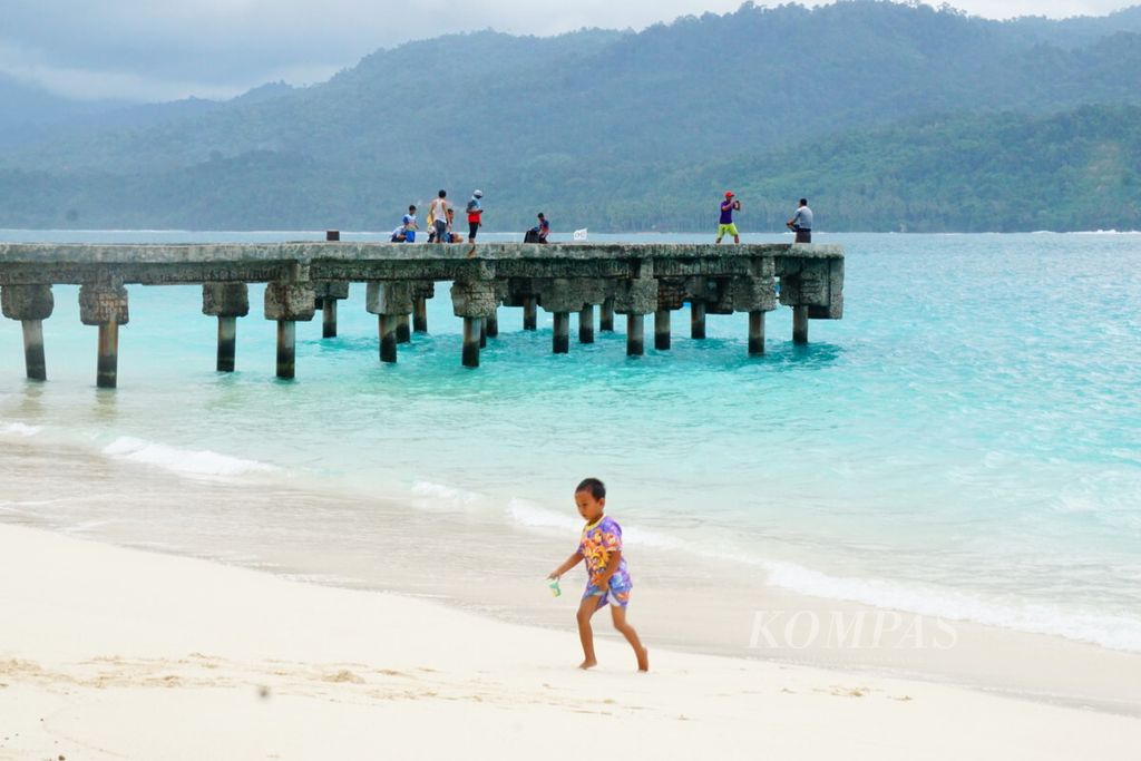 Wisatawan menikmati keindahan pantai di Pulau Pisang, Kabupaten Pesisir Barat, Lampung, pada April 2016. Pengembangan pariwisata di kabupaten itu masih terkendala akses transportasi dan listrik.
