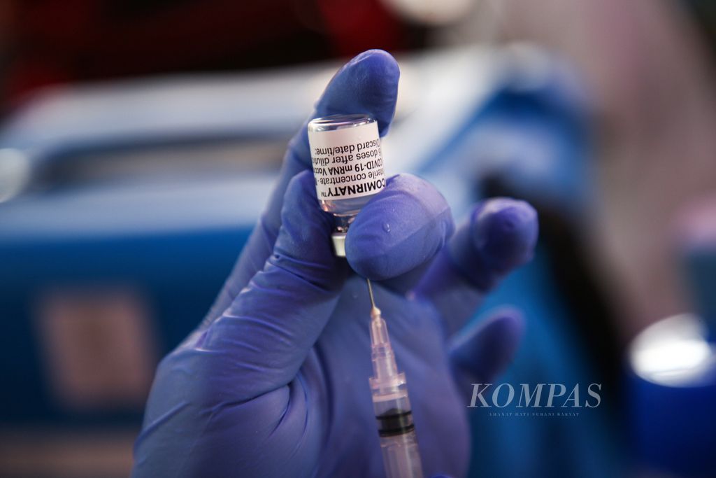 Petugas vaksinator mempersiapkan vaksin Covid-19 produksi Pfizer dalam kegiatan vaksinasi massal bagi masyarakat yang digelar Puskesmas Cipadu di halaman SD Negeri Kreo 05, Larangan, Kota Tangerang, Banten, Sabtu (28/8/2021). 