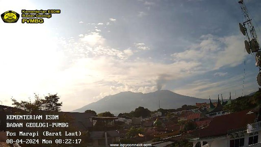 Suasana dari kejauhan saat terjadi erupsi Gunung Marapi di Sumatera Barat, Senin (8/4/2024) pukul 08.19 WIB. 