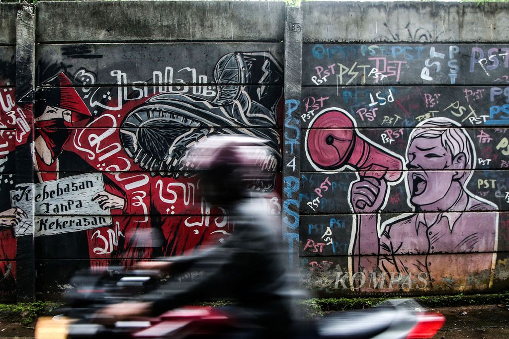 Mural tentang kebebasan berpendapat tergambar di sebuah dinding di kawasan Pondok Cabe, Tangerang Selatan, Banten, Rabu (16/6/2021).