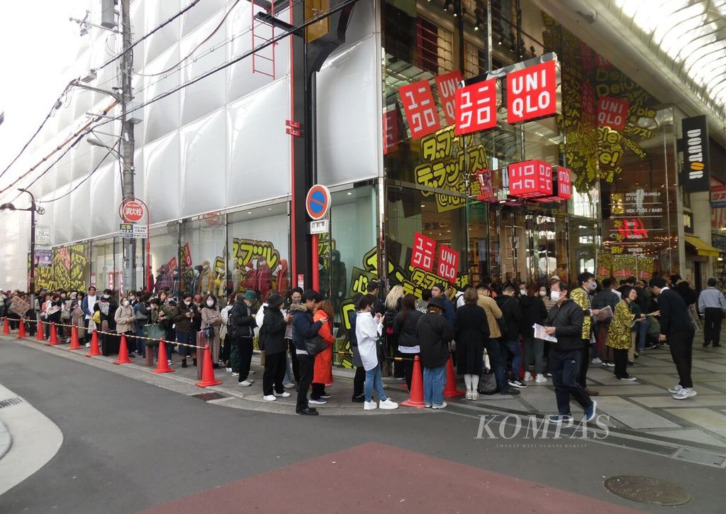 Pengunjung mengantre untuk berbelanja pada hari pembukaan toko Uniqlo Shinsaibashi, Kamis (23/11/2023), di pusat perbelanjaan Shinsaibashi-suji, Chuo-ku, Osaka, Jepang. 