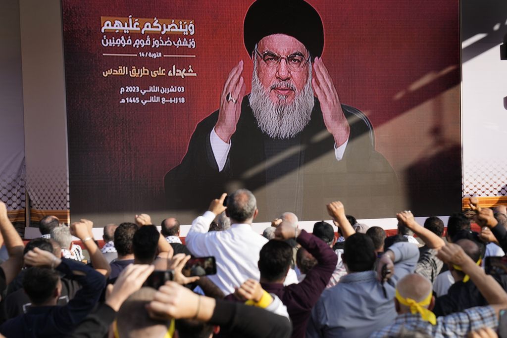 Ribuan warga Lebanon berkumpul di sebuah lapangan di Beirut, Lebanon, Jumat (3/11/2023), untuk mendengarkan pidato Pemimpin Kelompok Hezbollah Sayyed Hassan Nasrallah. 