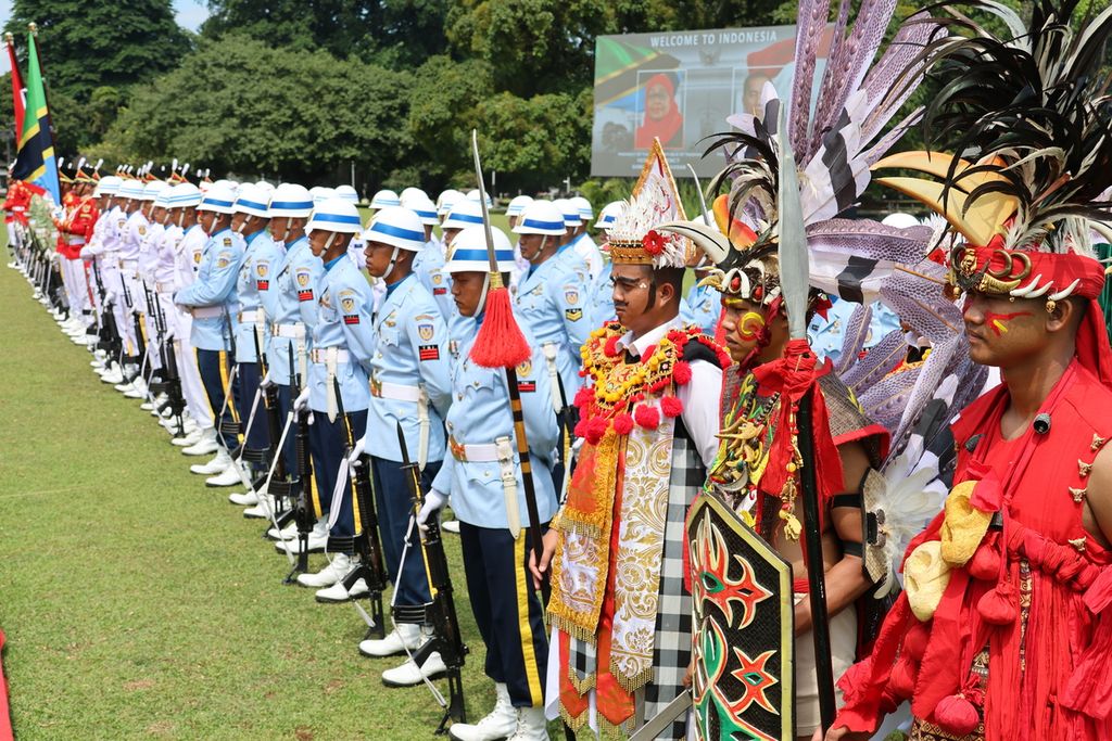 Pasukan upacara kenegaraan bersiap menyambut kunjungan kenegaraan Presiden Tanzania Samia Suluhu Hassan di halaman Istana Kepresidenan Bogor, Kamis (25/1/2024).