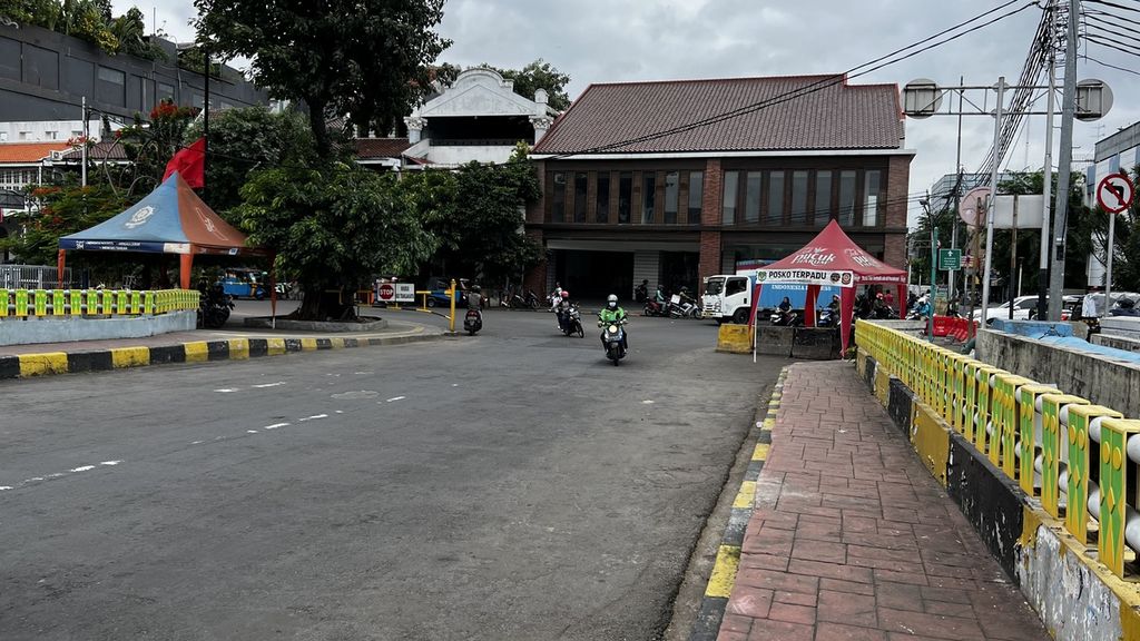 Portal pembatas yang dibuka di simpang Jalan Kali Besar Barat dan Jalan Kopi, Kota Tua, Jakarta Barat, Selasa (17/1/2023).