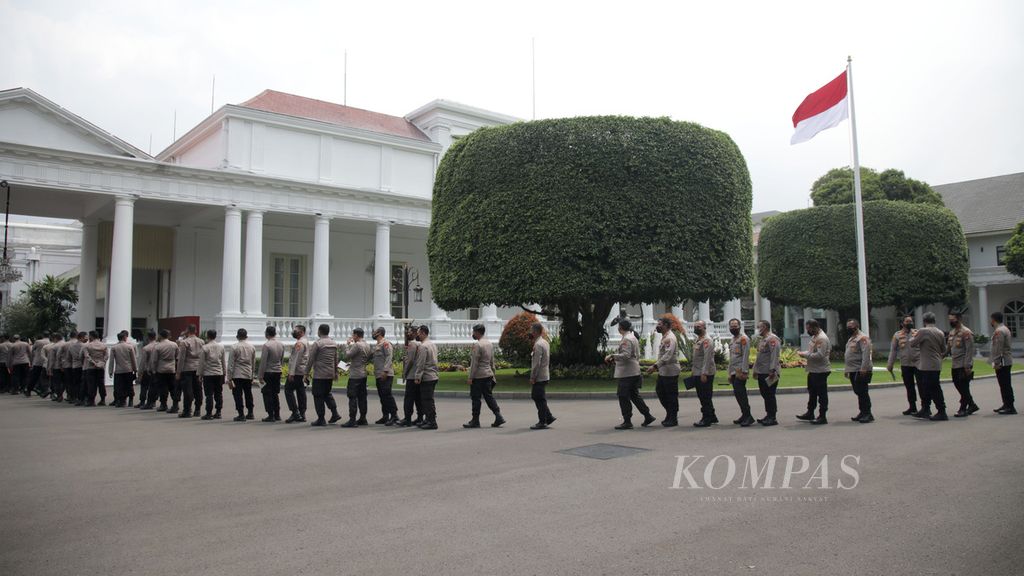 Pejabat Polri antre masuk ke Istana Negara, Jakarta, untuk mendengarkan Pengarahan Presiden kepada Pati Mabes Polri, Kapolda, dan Kapolres se-Indonesia, Jumat (14/10/2022). Sebanyak 559 pejabat Polri mengikuti acara ini. Hadir juga komisioner Kompolnas pada acara ini.