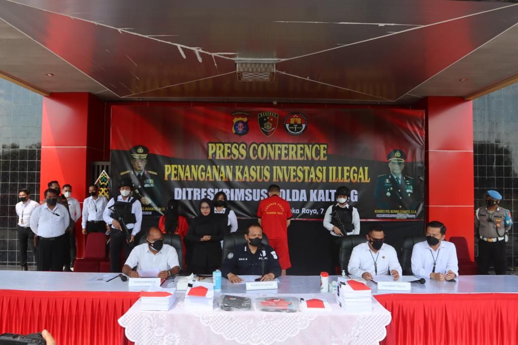 Dua pelaku (berbaju tahanan) dihadirkan aparat keamanan saat menjelaskan kasus penipuan melalui investasi bodong di Kota Palangkaraya, Kalimantan Tengah, Jumat (7/4/2022).