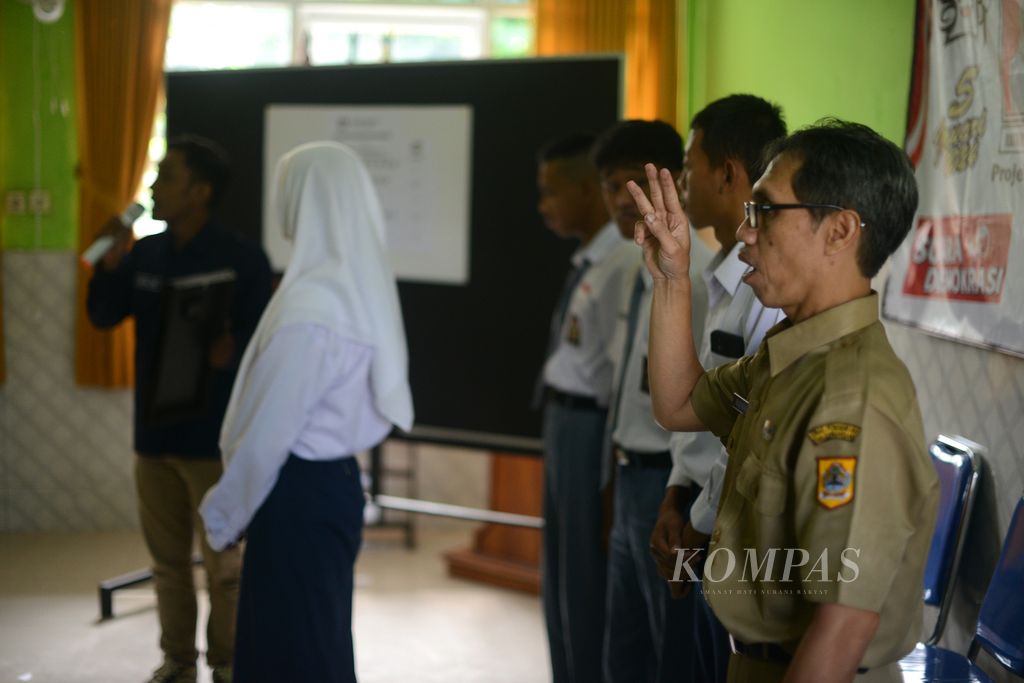 Pembina OSIS SLB Negeri Kota Magelang Budi Susilo menyampaikan pengarahan dari KPU Kota Magelang dengan menggunakan bahasa isyarat dalam pemilu OSIS.