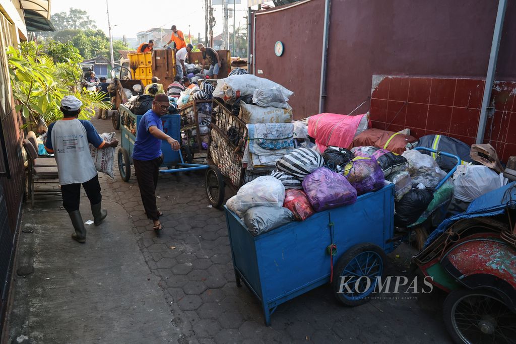 Warga membuang sampah di Tempat Pembuangan Sementara (TPS) Tamansari, Kota Yogyakarta, Sabtu (4/5/2024).