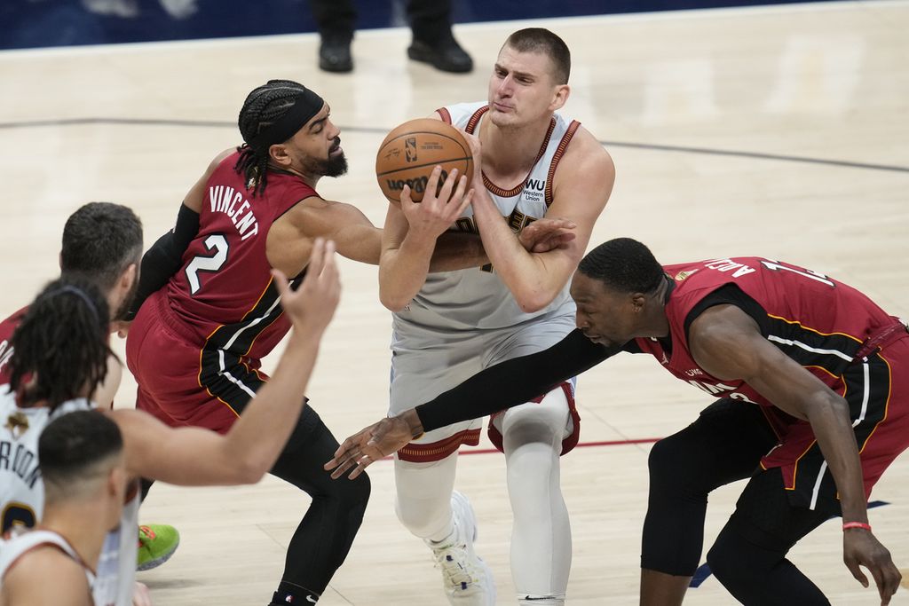 Nikola Jokic, center Denver Nuggets, mencoba melewati pemain bertahan Miami Heat dalam final NBA pada Senin, 12 Juni 2023. 