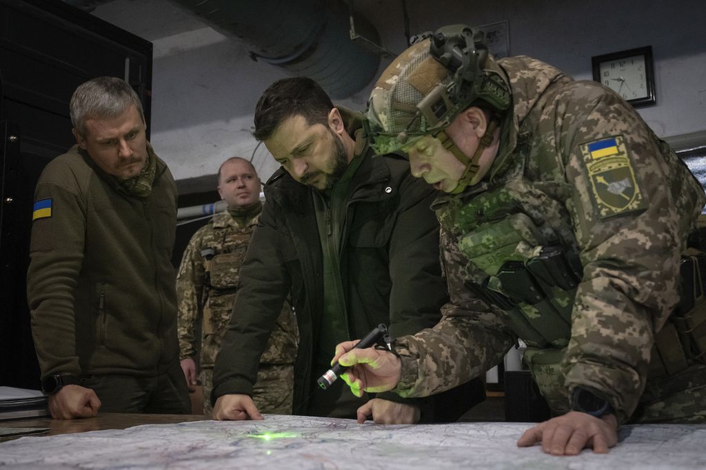 President of Ukraine, Volodymyr Zelensky (second from right), listens to the Chief of Staff of the Ukrainian Army, Colonel General Oleksandr Skyski (right), in Kupians, Kharkiv, in November 2024. Beginning on Thursday (8/2/2024), Skyski became the commander-in-chief of the Ukrainian Armed Forces.