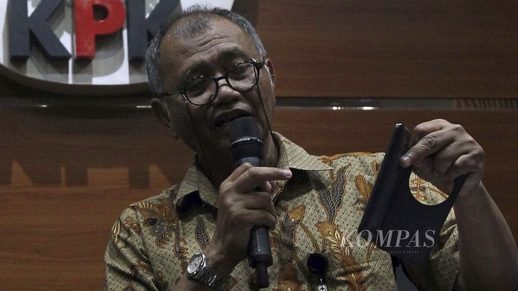 Ketua KPK Agus Rahardjo memberi keterangan kepada wartawan seusai melakukan pertemuan di gedung KPK, Jakarta, Senin (13/3).