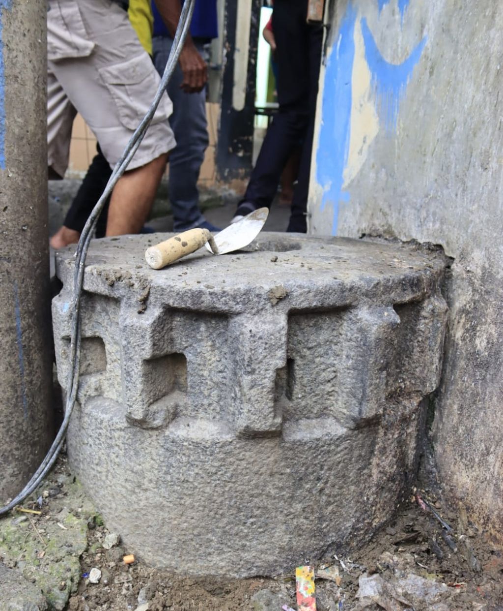Batu yang ditemukan warga di Teluk Pucung, Kota Bekasi, pada Jumat (24/6/2022). Batu itu dahulu digunakan sebagai alat pemeras tebu.