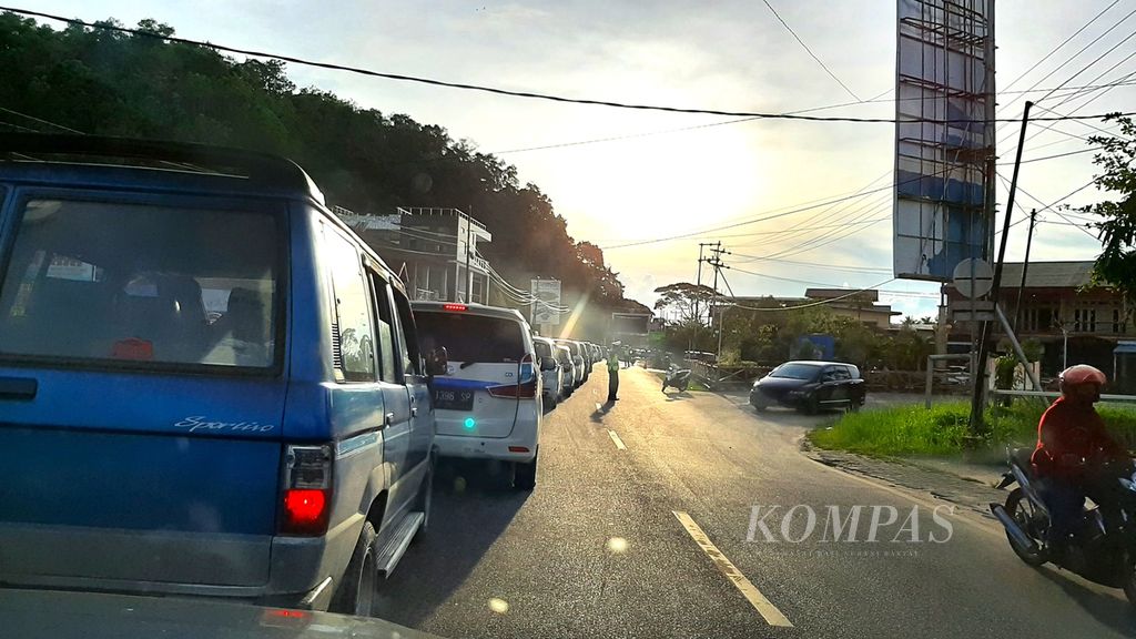 Antrean kendaraan keluar dari Kota Singkawang, Kalimantan Barat, Kamis (5/5/2022).