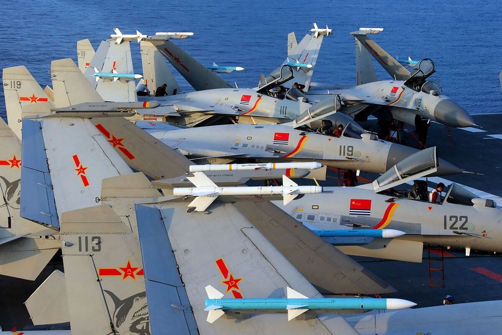 Foto yang diambil pada April 2018 memperlihatkan pesawat tempur J-15 milik China di atas kapal induk Liaoning saat latihan perang di laut. 