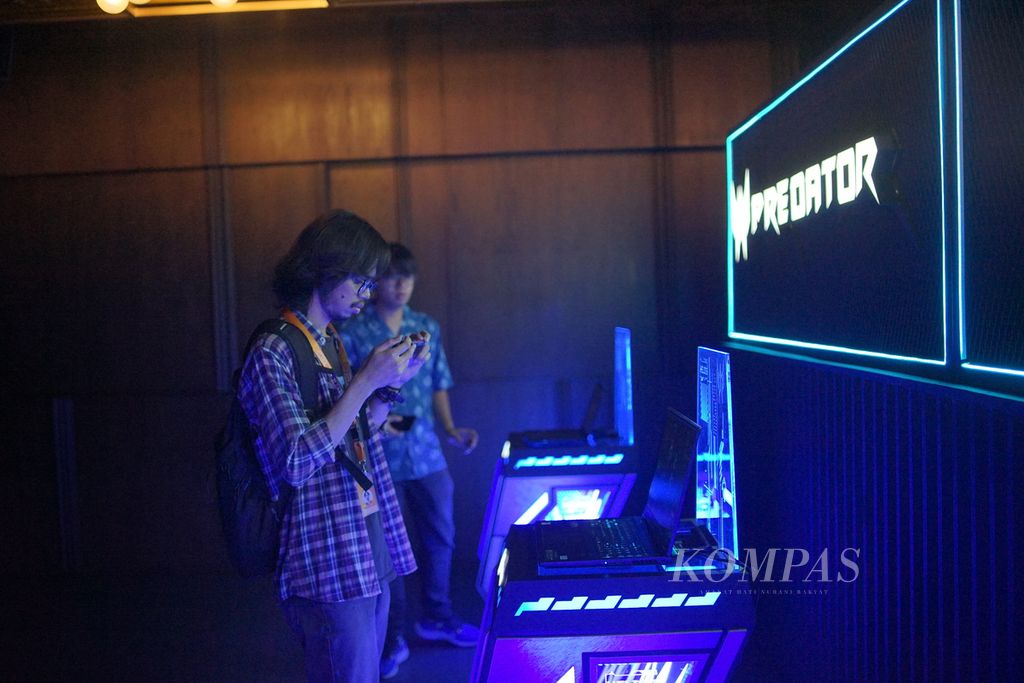 Wartawan memotret salah satu laptop yang dipamerkan dalam acara peluncuran laptop gim Acer Predator Triton Neo 16 yang digelar pada Jumat (3/5/2024) petang di Jakarta.